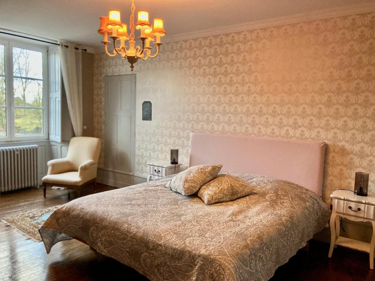 Chateau De La Preuille Bed & Breakfast Montaigu-Vendee Exterior foto